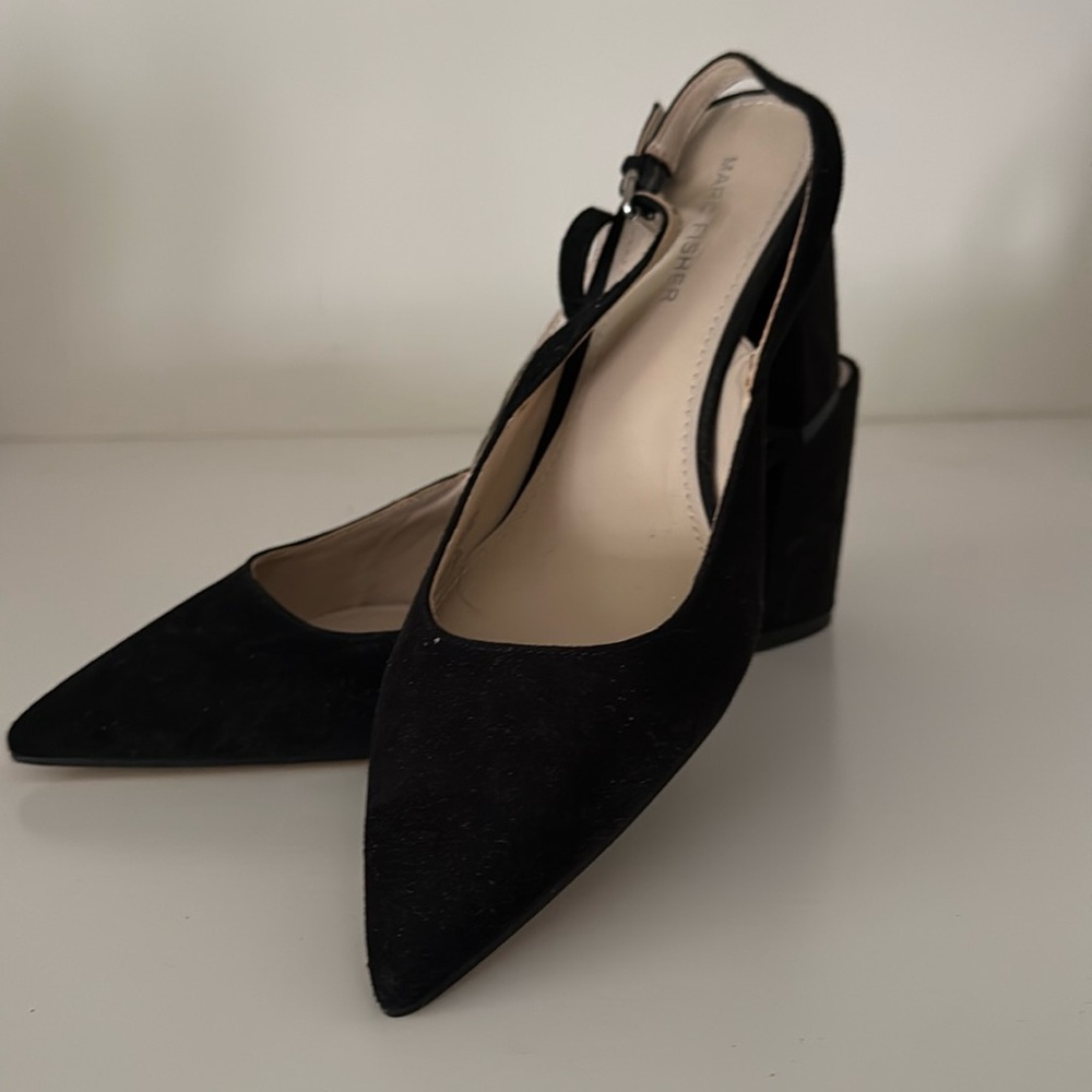 Marc Fisher 8m black suede slingback